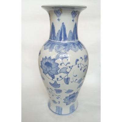 Porcelanowa chińska waza z motywem kwiatów lotosu